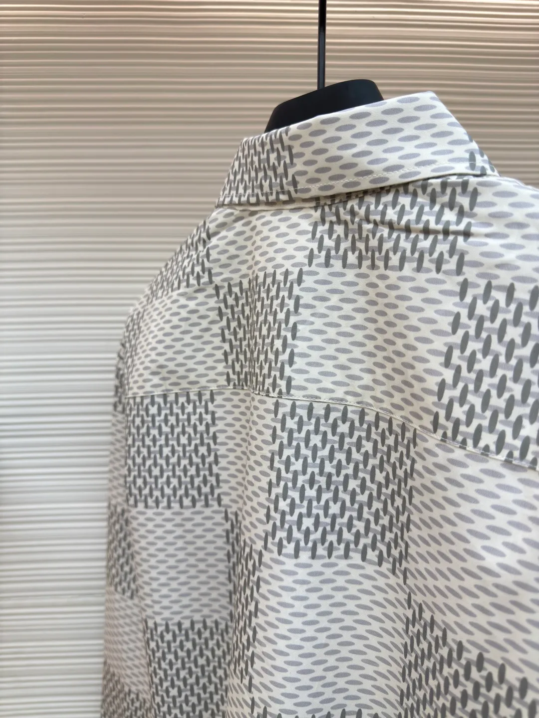 LOUIS VUITTON plain large checkered shirt ●Authentic product: purchased and developed for 10200 ●Item number: 1680321-B05 ●Fabric: polyester fiber fabric ●Technology: made on positioning cutting machine ●Version: fitted version ●Weight: about 300 grams ●Size: XS-S-M-L ●Description: The fabric is made of 40s*40s pure cotton plain fabric with a warp and weft density of 140*140. We purchased the Y version of the scanned pattern for printing, using semi-bleached cloth. Each position of the paper pattern positioning flower perfectly restores the Y version of the flower position. It is printed with digital paint direct-injection printing technology, and the laser burnt pattern is precisely cut into pieces. The left and right panels are designed with restored flowers. The sleeves and cuffs of the collar, seat, and back are made with positioning patterns based on the original pattern, and the buttons are hand-sewn with white hand-sprayed glossy paint. The overall wiring is straight and delicate, the fabric is comfortable and soft, and the color is consistent without color difference. It can be matched with the same style to create a fashionable look and control various occasions. Customized accessories, complete with three standards, same style for men and women!